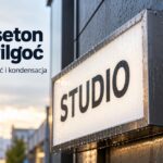 Kaseton reklamowy STUDIO na elewacji po deszczu – grafika AI